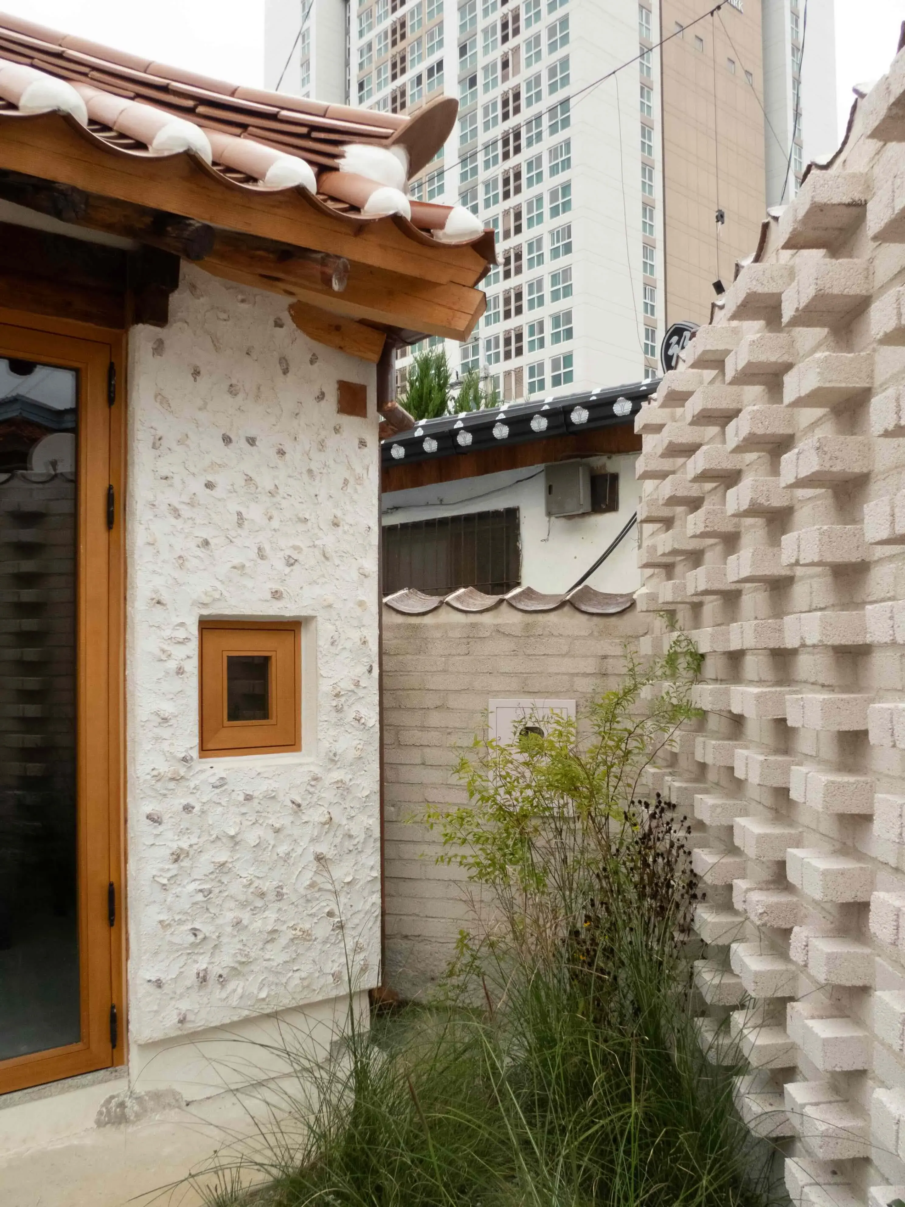 BIENNALEDEGWANGJU_ECOHANOK_EXTERIOR FACADE_SANDRA REVUELTA ALBERO